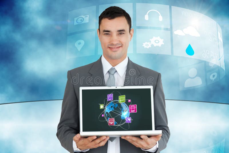 Homem de negócios que guarda um portátil com gráficos foto de stock Homem de negócios que guarda um portátil com gráficos foto de stock