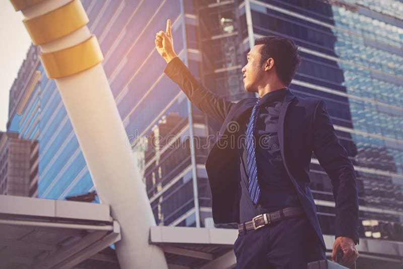 Homem de negócios que mostra apontar acima do dedo foto de stock royalty free Homem de negócios que mostra apontar acima do dedo foto de stock royalty free
