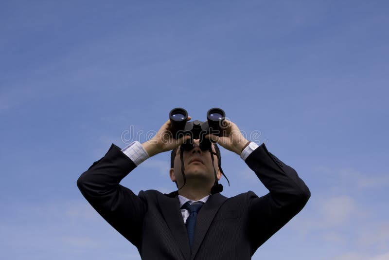 Empresário a olhar através de binóculos fotografia de stock