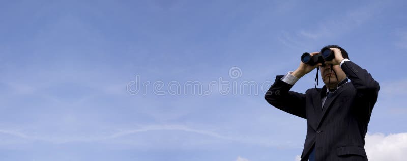 Empresário a olhar através de binóculos imagens de stock royalty free