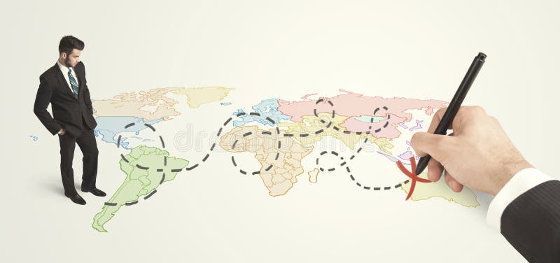 Empresário a olhar para um mapa e um percurso desenhado à mão fotografia de stock