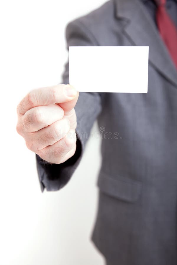 Homem de negócios que prende para fora um businesscard em branco imagens de stock royalty free Homem de negócios que prende para fora um businesscard em branco imagens de stock royalty free
