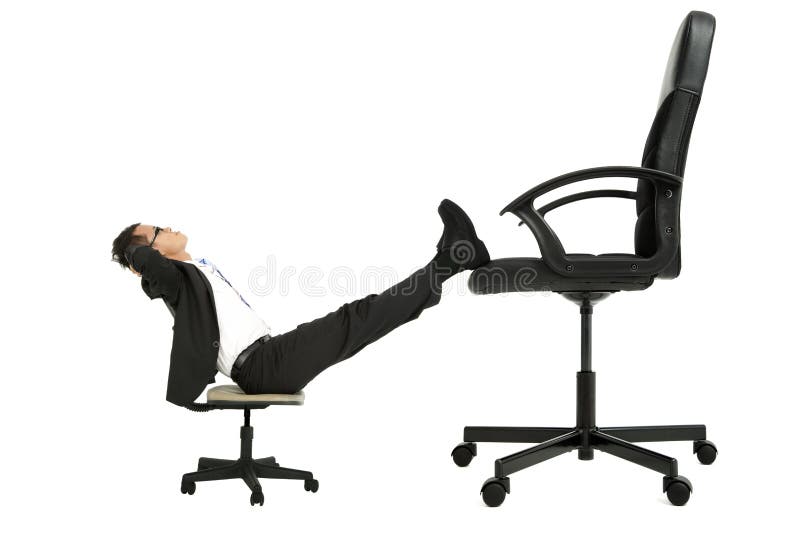 Homem de negócios que senta-se no pé pequeno da cadeira no fotos de stock royalty free Homem de negócios que senta-se no pé pequeno da cadeira no fotos de stock royalty free