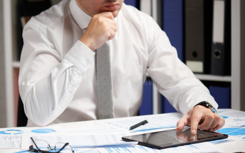 Homem de negócios que trabalha com PC da tabuleta, calculando, lendo e escrevendo relatórios Empregado de escritório, close up da imagem de stock Homem de negócios que trabalha com PC da tabuleta, calculando, lendo e escrevendo relatórios Empregado de escritório, close up da imagem de stock