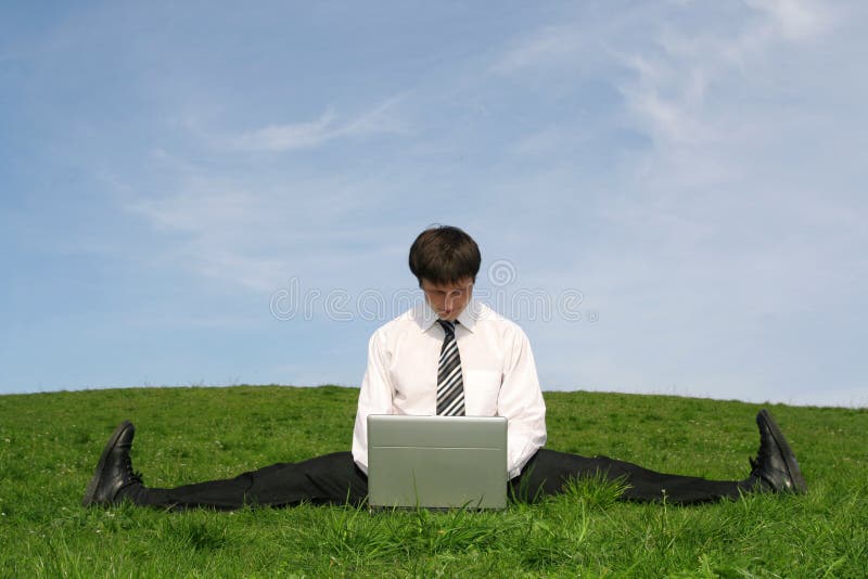 Homem de negócios que usa o portátil foto de stock Homem de negócios que usa o portátil foto de stock