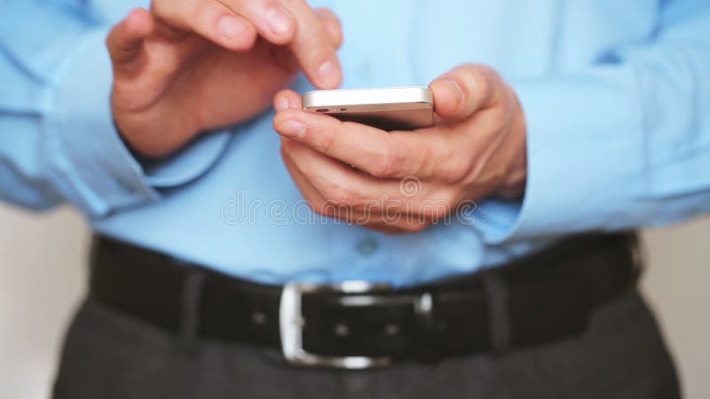 Homem de negócios que usa o smartphone