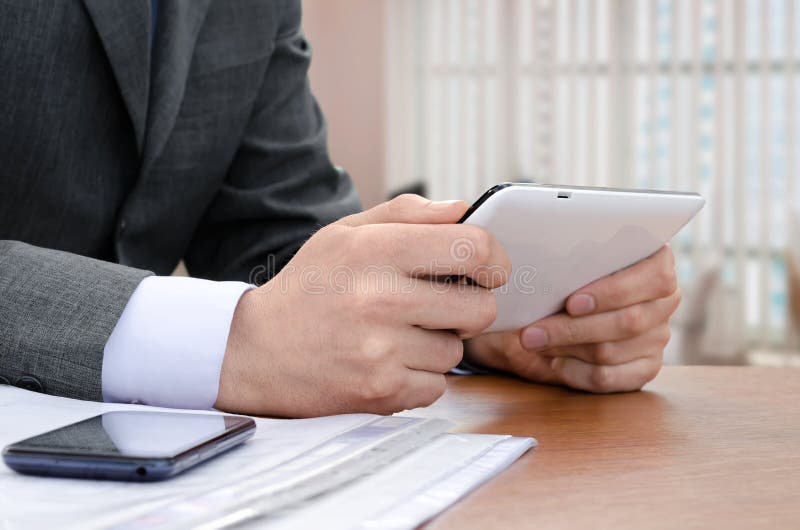 Homem de negócios que usa o tablet pc digital imagem de stock Homem de negócios que usa o tablet pc digital imagem de stock