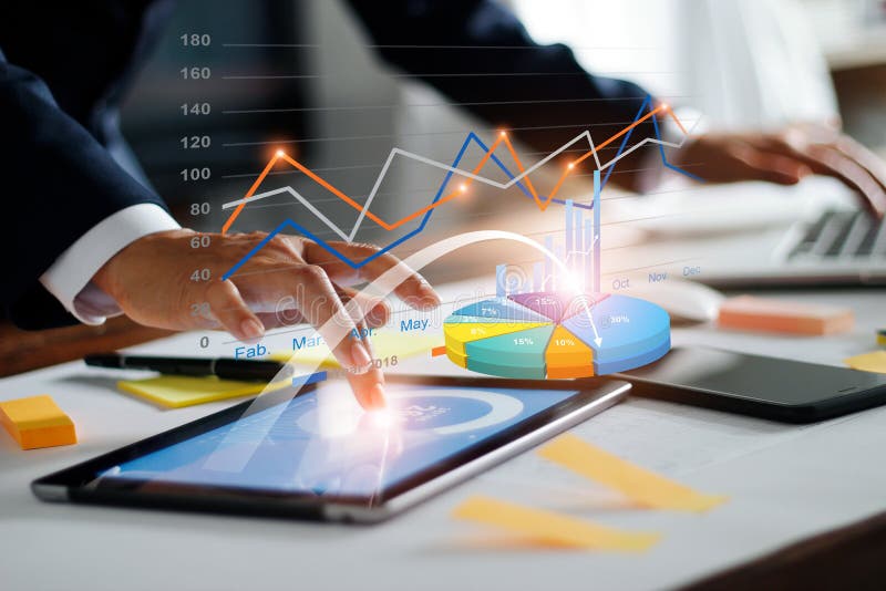 Homem de negócios que usa a tabuleta e o portátil que analisam a carta dos dados das vendas e do gráfico do crescimento econômico Homem de negócios que usa a tabuleta e o portátil que analisam a carta dos dados das vendas e do gráfico do crescimento econômico