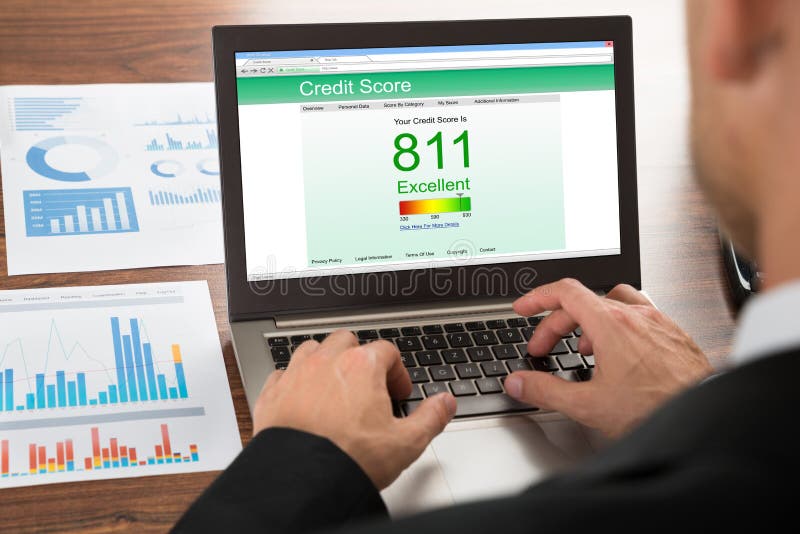 Homem de negócios que verifica a pontuação de crédito imagem de stock Homem de negócios que verifica a pontuação de crédito imagem de stock