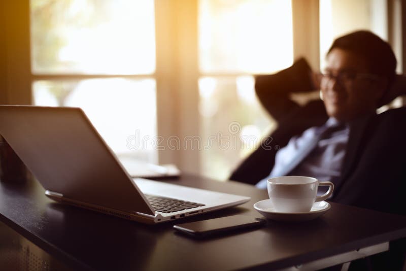 Homem de negócios satisfeito que relaxa imagem de stock Homem de negócios satisfeito que relaxa imagem de stock