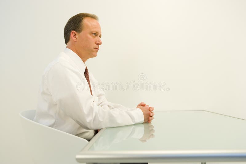 Homem de negócios sentado na tabela