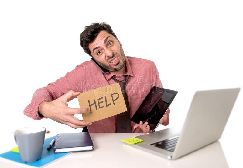 Homem de negócios sobrecarregado ocupado na mesa de escritório que trabalha no telefone celular do computador e na tabuleta digit foto de stock royalty free Homem de negócios sobrecarregado ocupado na mesa de escritório que trabalha no telefone celular do computador e na tabuleta digit foto de stock royalty free
