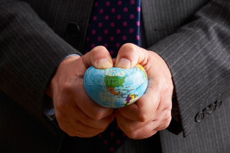 Homem de negócios Squeezing Globe Over America do Norte imagem de stock royalty free Homem de negócios Squeezing Globe Over America do Norte imagem de stock royalty free