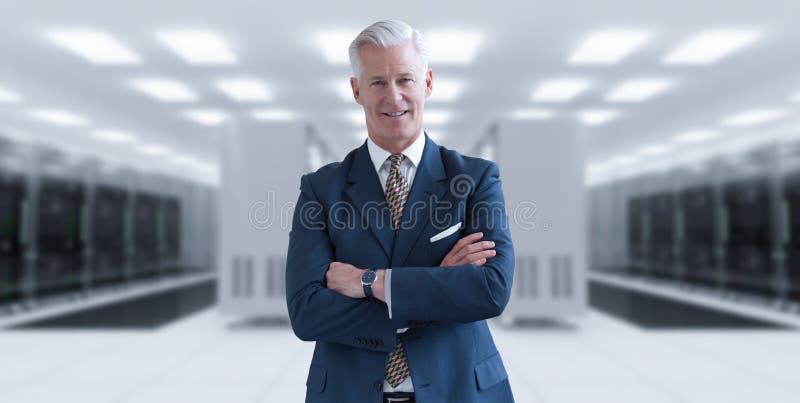 Homem de negócios superior na sala do servidor imagens de stock royalty free Homem de negócios superior na sala do servidor imagens de stock royalty free