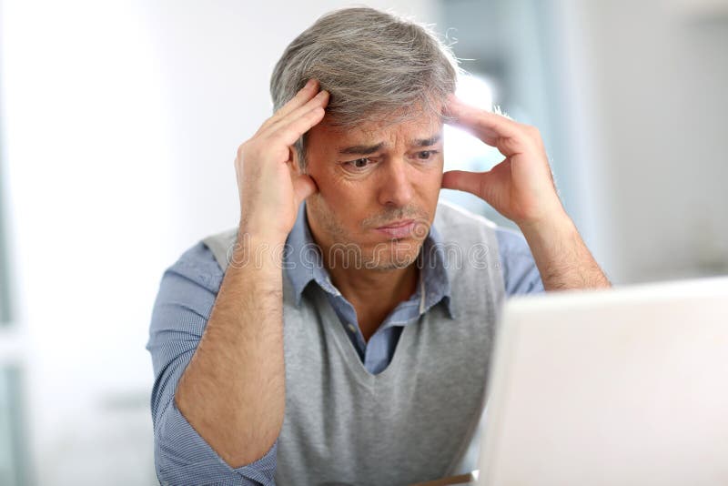 Homem de negócios superior que tem uma dor de cabeça fotos de stock royalty free Homem de negócios superior que tem uma dor de cabeça fotos de stock royalty free