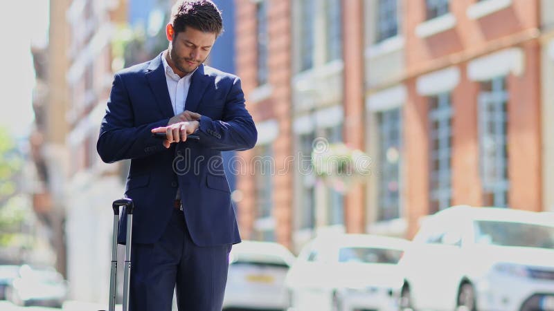 Homem de negócios Using Mobile Phone App para pedir o táxi