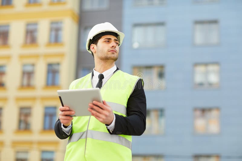 Homem de negócios Using Tablet no canteiro de obras imagens de stock royalty free Homem de negócios Using Tablet no canteiro de obras imagens de stock royalty free