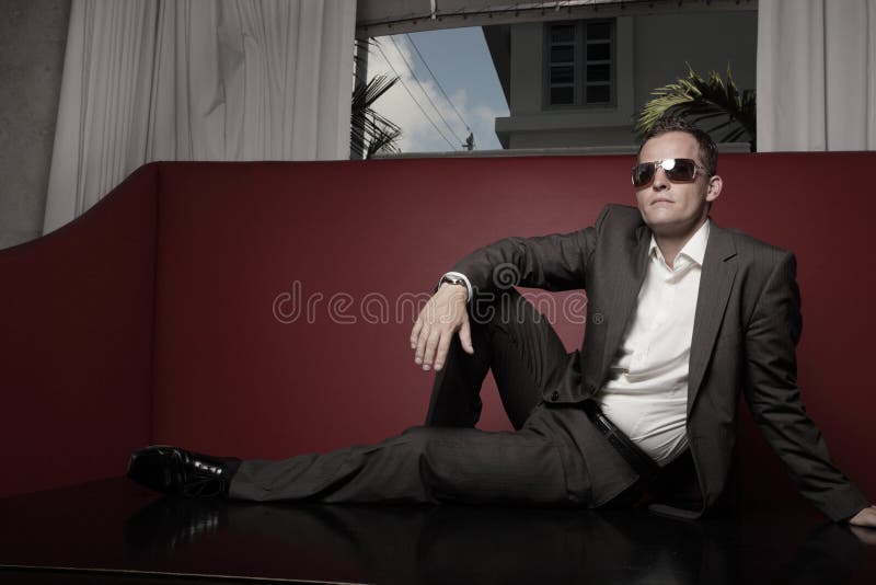 Homem de negócios à moda em uma tabela fotografia de stock Homem de negócios à moda em uma tabela fotografia de stock