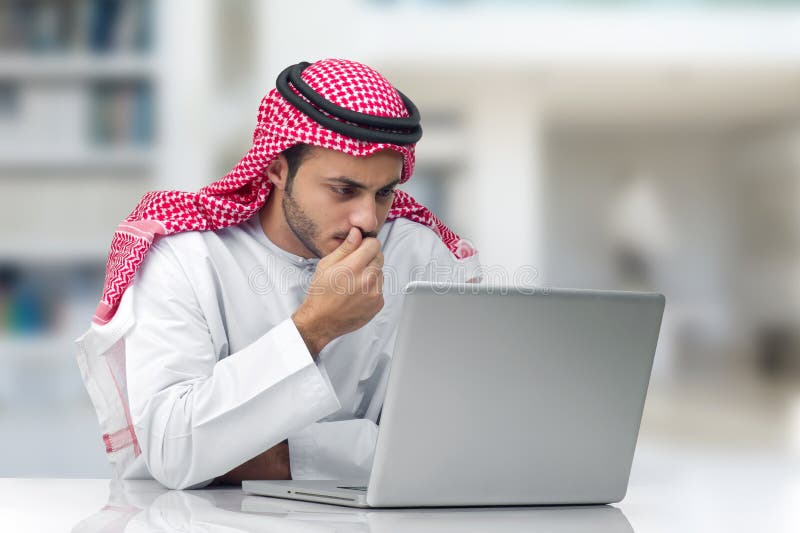 Homem de negócios árabe que trabalha em seu escritório fotos de stock Homem de negócios árabe que trabalha em seu escritório fotos de stock