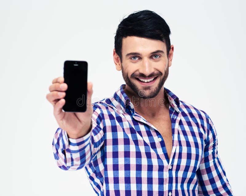Homem de sorriso que mostra a tela vazia do smartphone fotos de stock royalty free Homem de sorriso que mostra a tela vazia do smartphone fotos de stock royalty free