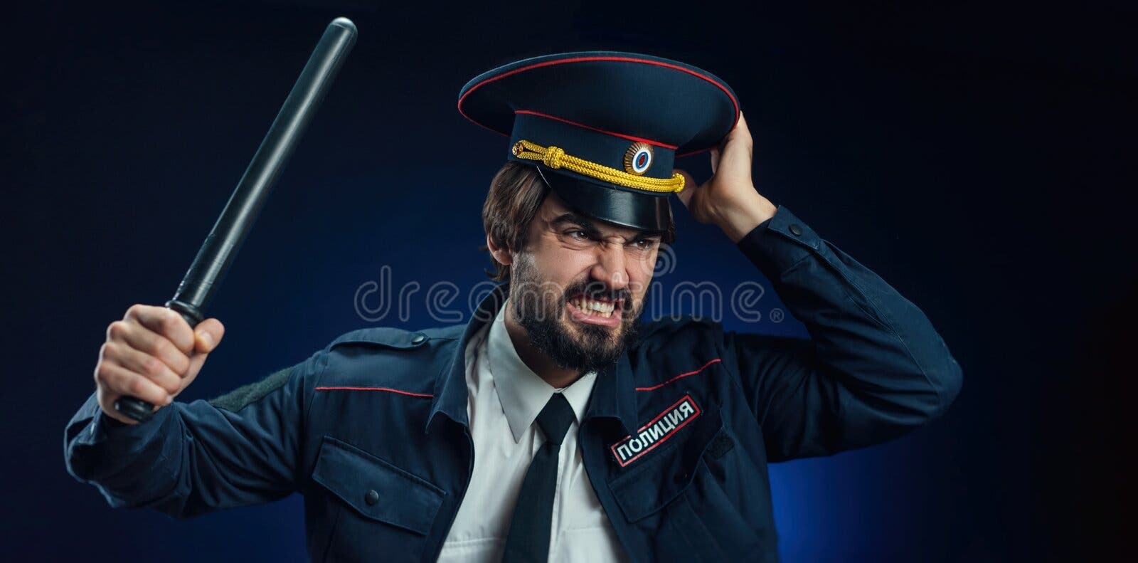 Um Cara De Uniforme Policial Com Uma Espingarda De Atirador