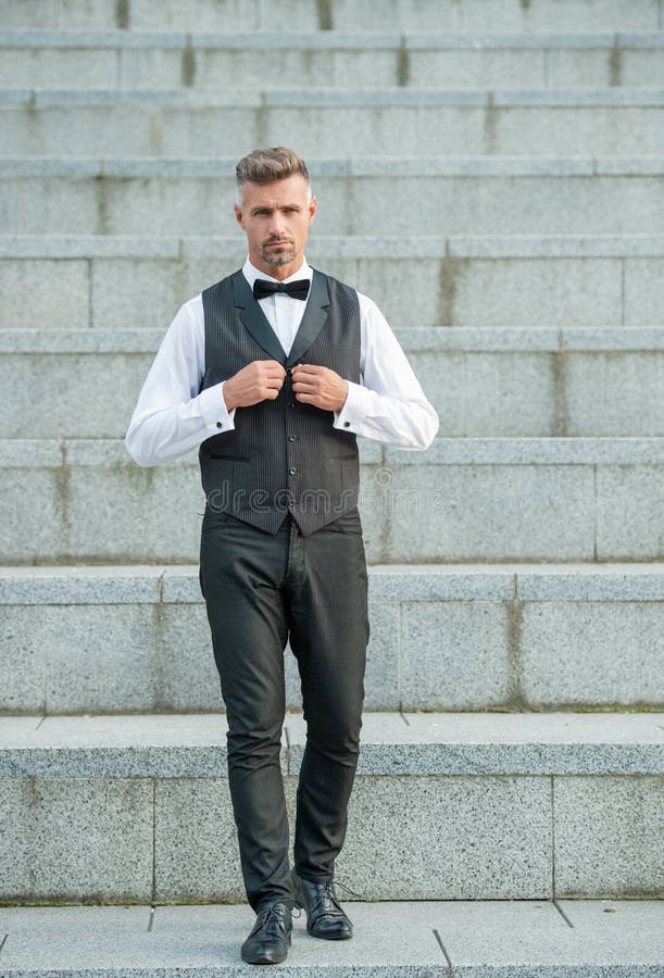 Homem De Vestimenta Formal. Moda Formal Para O Homem. Elegante Usando Terno  Formal. Comprimento Total Foto de Stock - Imagem de cavalheiros, carisma:  252032546