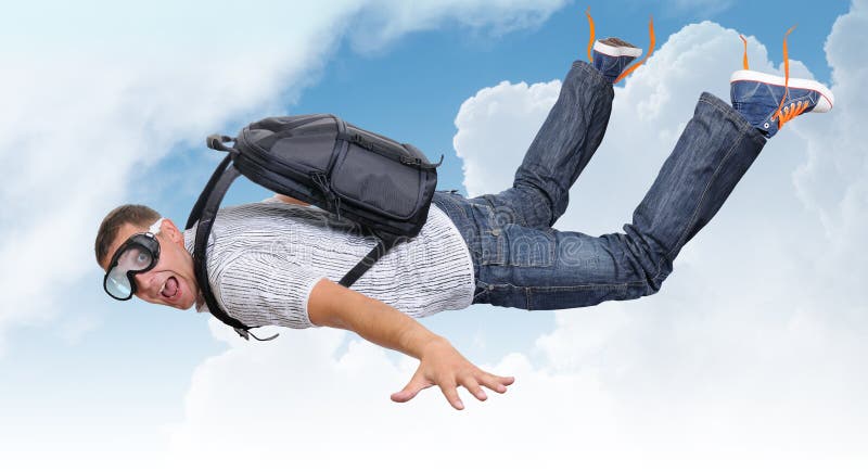 Homem de vôo com satchel (pára-quedas) nas nuvens