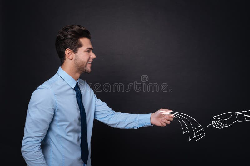 Homem deleitado novo considerável que dá originais a alguém foto de stock Homem deleitado novo considerável que dá originais a alguém foto de stock