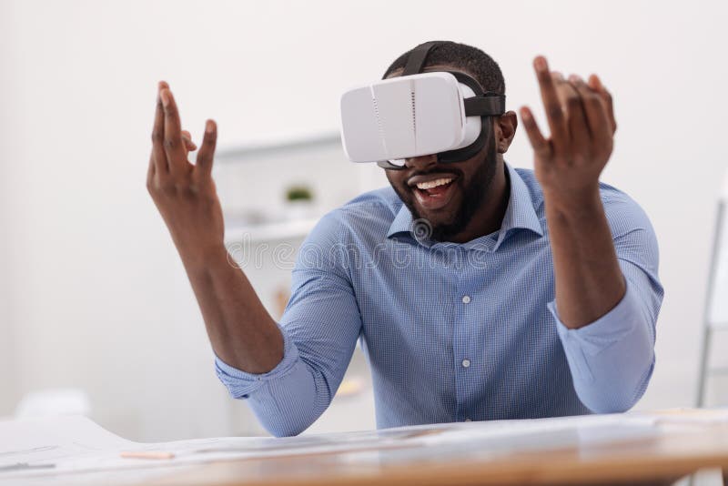 Homem deleitado positivo que usa a tecnologia moderna imagens de stock royalty free Homem deleitado positivo que usa a tecnologia moderna imagens de stock royalty free