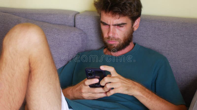 Homem deprimido conversando nas redes sociais