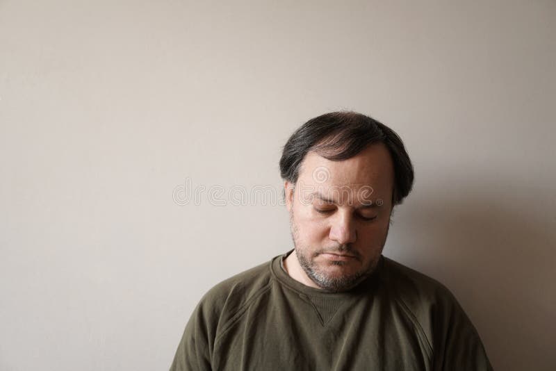 Homem deprimido em seus anos quarenta foto de stock royalty free Homem deprimido em seus anos quarenta foto de stock royalty free