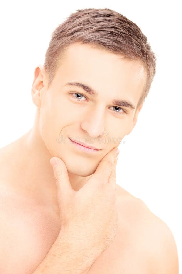 Homem descamisado novo de sorriso que levanta após a rapagem fotografia de stock Homem descamisado novo de sorriso que levanta após a rapagem fotografia de stock