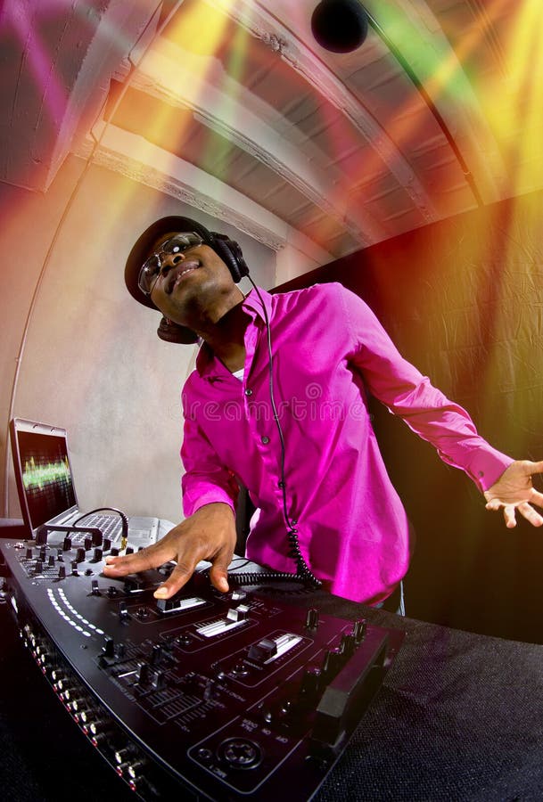 Homem DJ que joga a música eletrônica fotos de stock Homem DJ que joga a música eletrônica fotos de stock