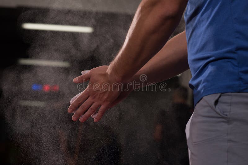 Homem do aplauso de mãos do carbonato do magnésio do giz do Gym imagens de stock Homem do aplauso de mãos do carbonato do magnésio do giz do Gym imagens de stock
