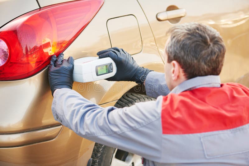 Homem do Colourist que seleciona a cor do carro com o varredor de harmonização da pintura imagens de stock royalty free Homem do Colourist que seleciona a cor do carro com o varredor de harmonização da pintura imagens de stock royalty free