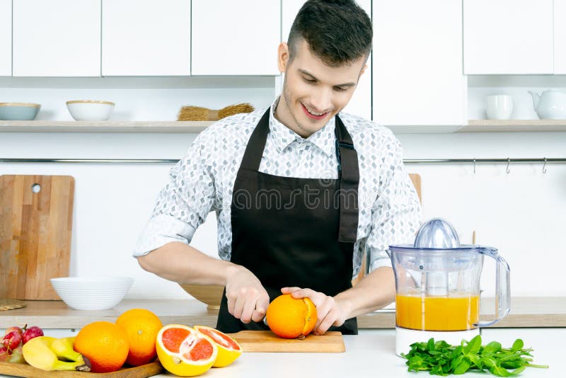 Homem do cozinheiro do cozinheiro chefe na cozinha fotos de stock Homem do cozinheiro do cozinheiro chefe na cozinha fotos de stock