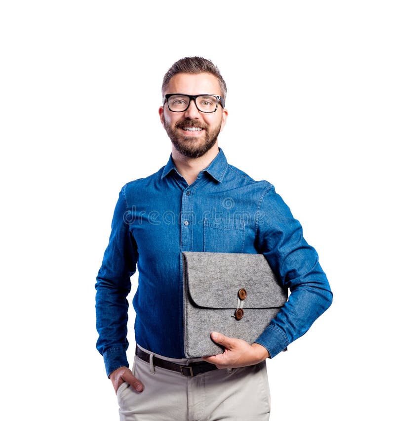Homem do moderno na camisa azul da sarja de Nimes, tiro do estúdio, isolado foto de stock Homem do moderno na camisa azul da sarja de Nimes, tiro do estúdio, isolado foto de stock