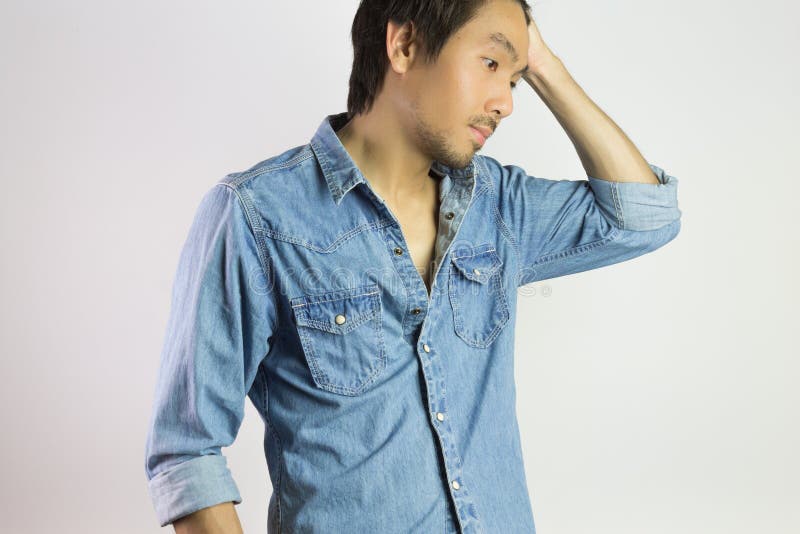 Homem do retrato nas calças de brim camisa ou no cabelo do balanço da forma da camisa da sarja de Nimes acima da pose fotografia de stock royalty free Homem do retrato nas calças de brim camisa ou no cabelo do balanço da forma da camisa da sarja de Nimes acima da pose fotografia de stock royalty free