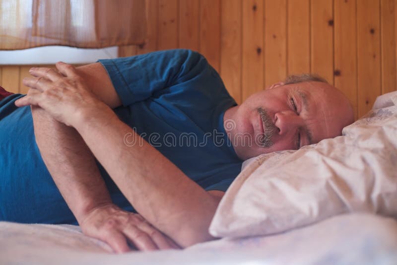 Homem do Senor que dorme na cama em casa Fim acima fotos de stock royalty free Homem do Senor que dorme na cama em casa Fim acima fotos de stock royalty free