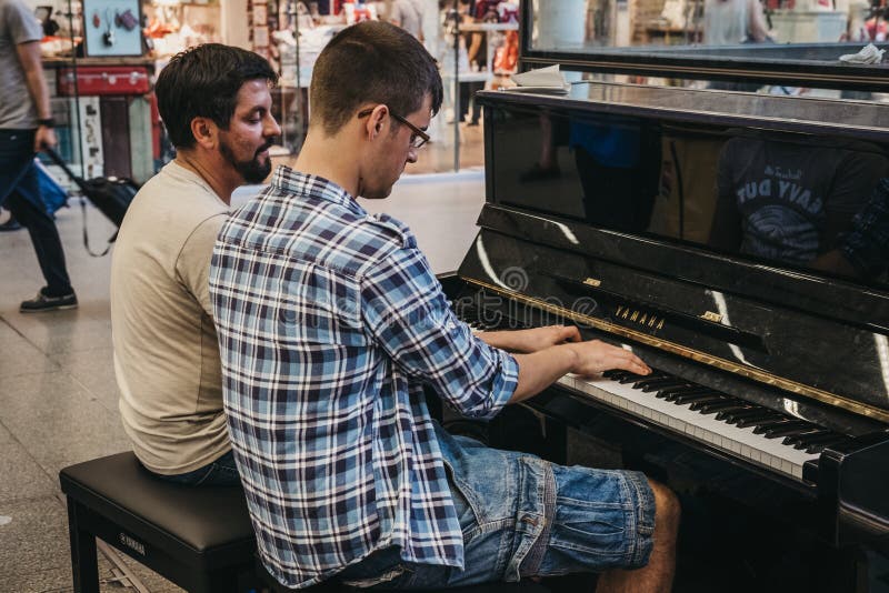 Jogando Um Piano Na Estação De Trem De St Pancras Foto de Stock Editorial -  Imagem de plano, capital: 46387918