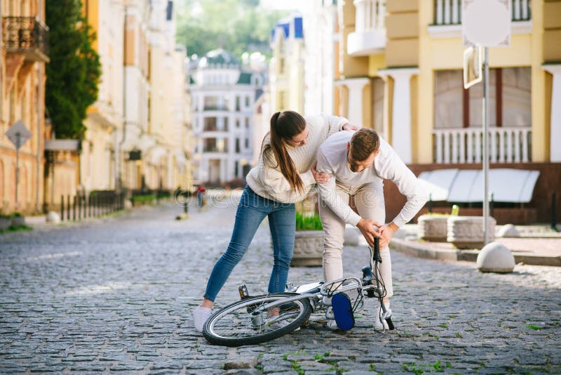 Mulher Na Rua Da Cidade Caindo De Bicicleta Foto de Stock - Imagem de  homem, relacionamento: 188824366