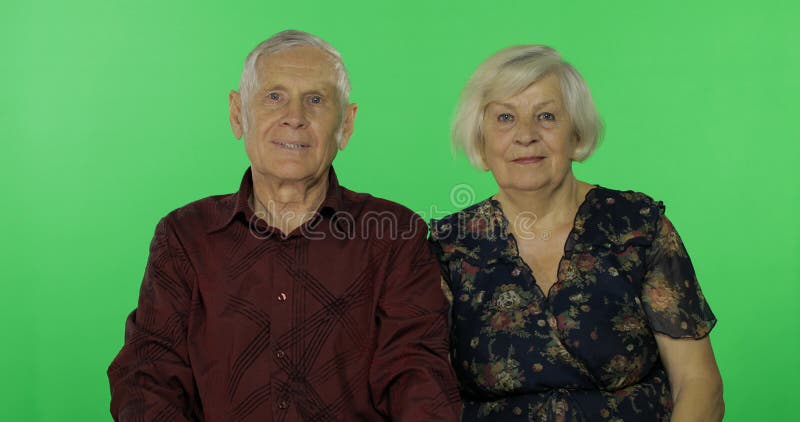 Homem e mulher envelhecidos superiores junto no fundo chave do croma Fam?lia feliz fotografia de stock royalty free Homem e mulher envelhecidos superiores junto no fundo chave do croma Fam?lia feliz fotografia de stock royalty free
