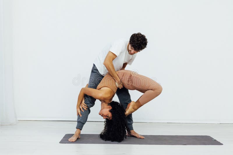 Yoga Coloca Mulher E Homem Do Aquecimento Da Ginástica Exercícios