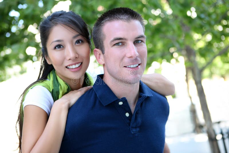 Homem e mulher inter-raciais no amor fotografia de stock royalty free Homem e mulher inter-raciais no amor fotografia de stock royalty free