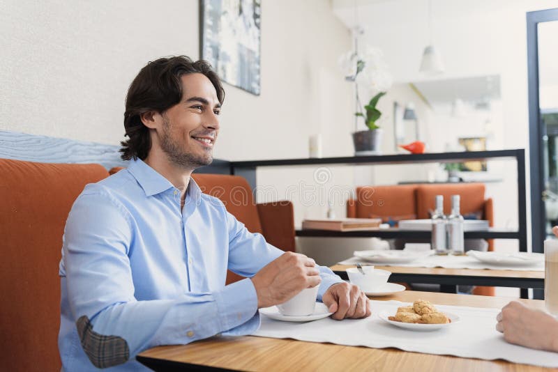Homem e mulher que têm o almoço no café foto de stock royalty free Homem e mulher que têm o almoço no café foto de stock royalty free