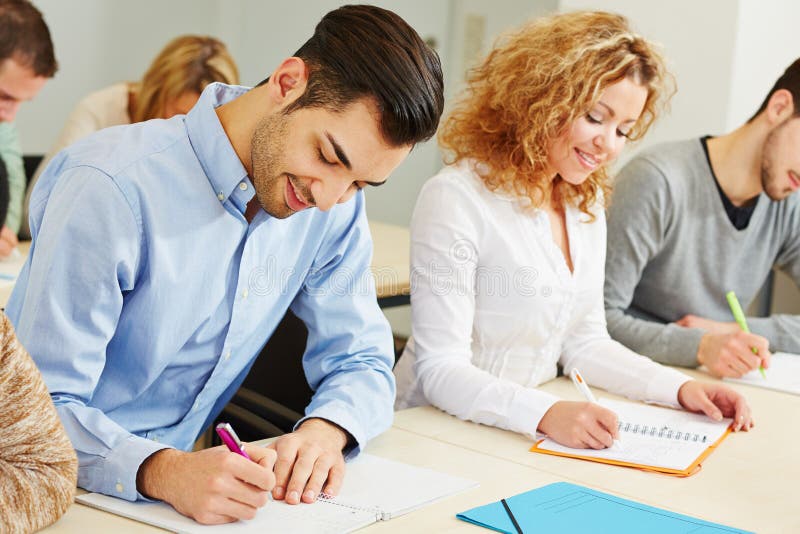 Homem e mulher no centro da avaliação imagem de stock Homem e mulher no centro da avaliação imagem de stock