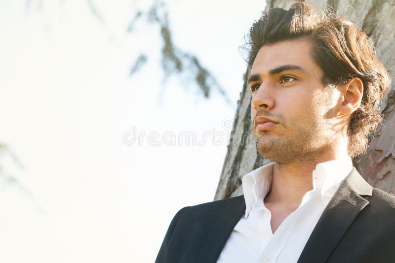 Homem elegante italiano considerável modelo Luz exterior intensa fotos de stock royalty free Homem elegante italiano considerável modelo Luz exterior intensa fotos de stock royalty free