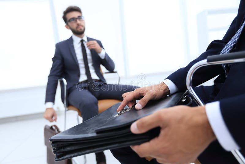 Homem elegante no terno com pasta fotos de stock Homem elegante no terno com pasta fotos de stock