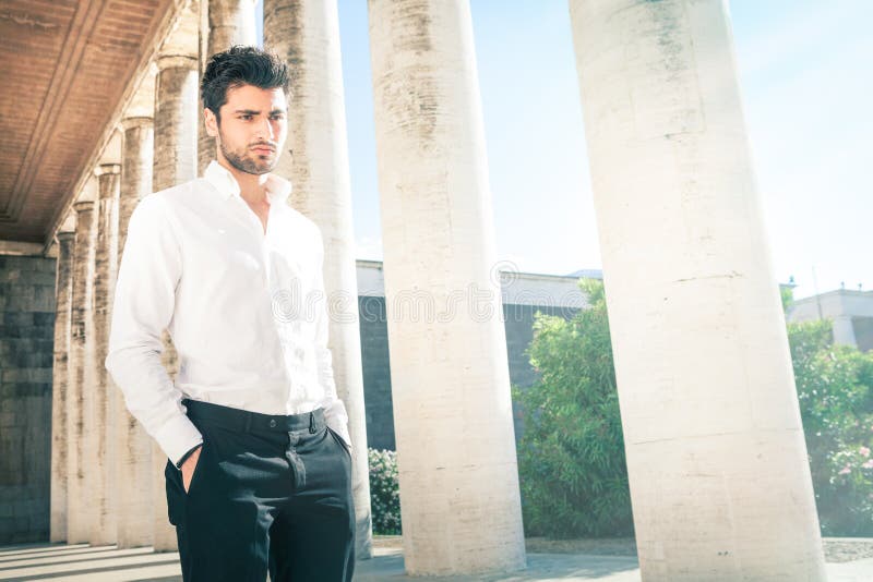 Homem elegante novo considerável fora Nervoso e pensativo foto de stock Homem elegante novo considerável fora Nervoso e pensativo foto de stock