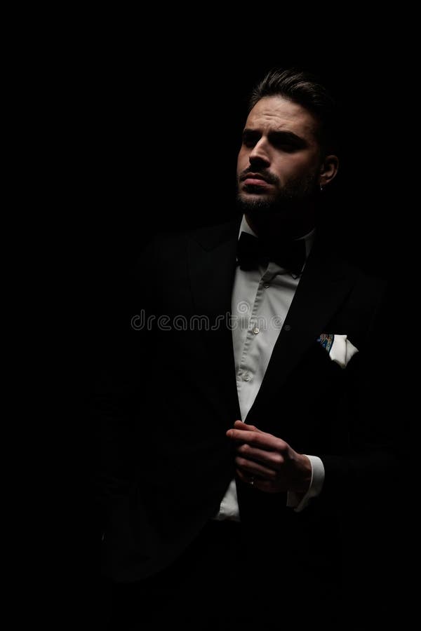 Foto de Terno Elegante Moderno Do Homem Com Gravata Vermelha E Emblema  Branco Do Cartão Da Identificação Renderização 3d e mais fotos de stock de  Crachá - iStock